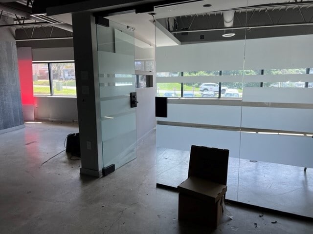 8490-8496 Tyco Rd, Vienna, VA for lease - Interior Photo - Image 2 of 9