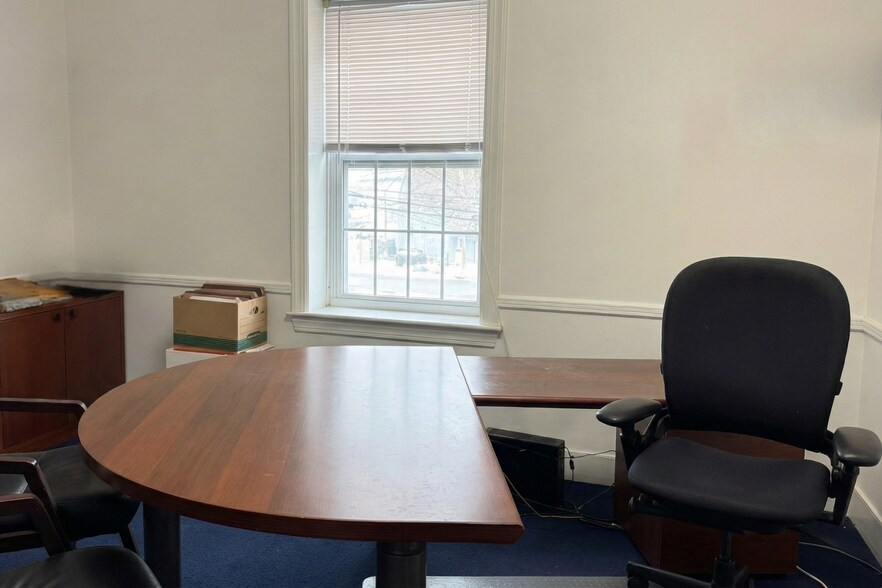 17 Main St, Sag Harbor, NY for lease - Interior Photo - Image 3 of 4