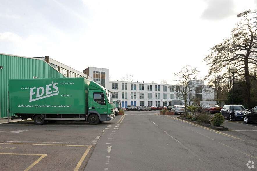 Restmor Way, Wallington à louer - Photo du bâtiment - Image 1 de 10