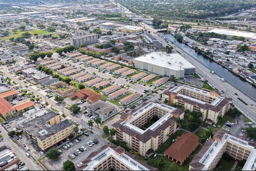 1200 W 25th Pl, Hialeah, FL à vendre - Photo du bâtiment - Image 2 de 7