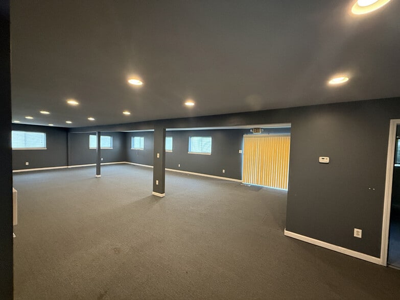 35441-35453 Groesbeck Hwy, Clinton Township, MI à louer - Photo intérieure - Image 3 de 5