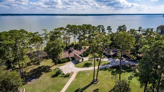 8.87+/- Ac Waterfront Lake Houston - Motel