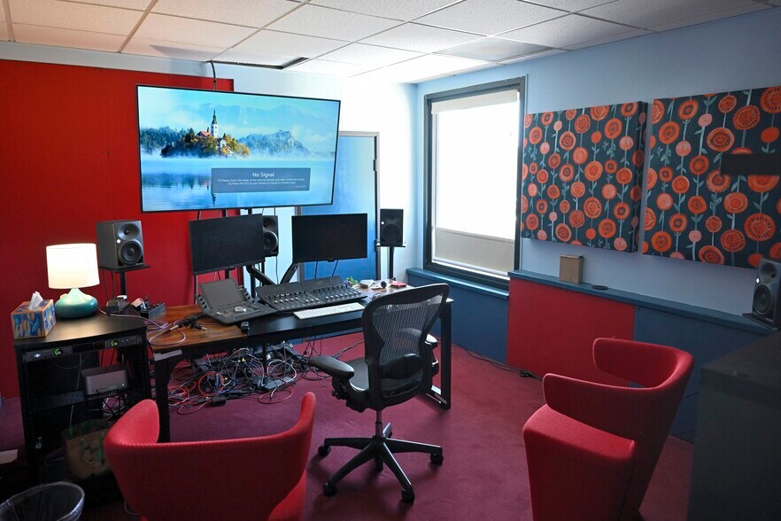 1819 W Olive Ave, Burbank, CA à louer - Photo du bâtiment - Image 2 de 17