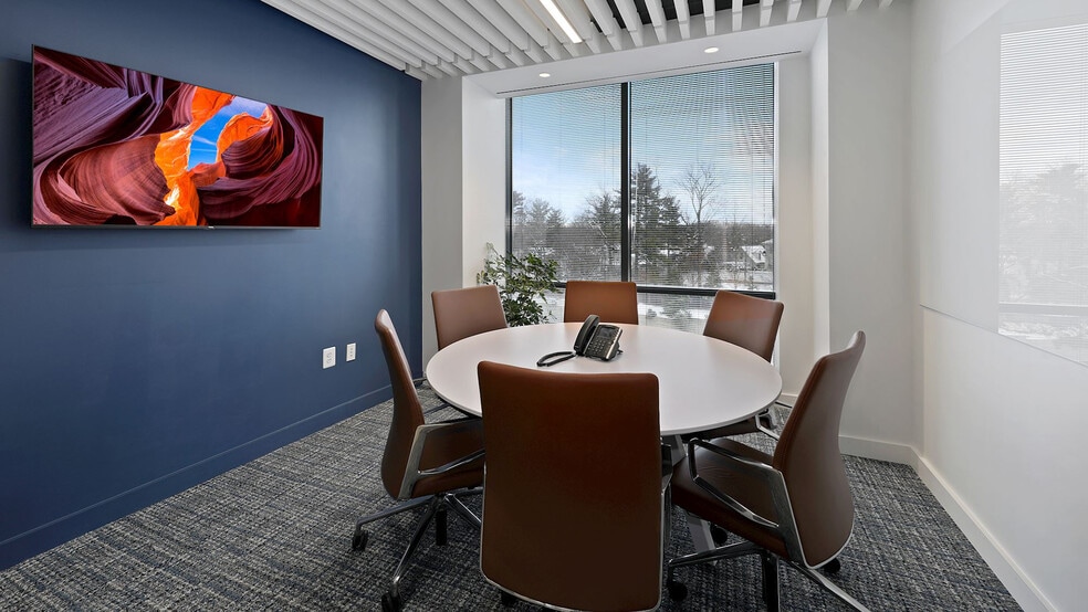 5425 Wisconsin Ave, Chevy Chase, MD for lease - Interior Photo - Image 2 of 3