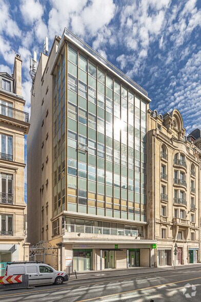 Rue Saint-Lazare, Paris à louer - Photo du bâtiment - Image 2 de 4