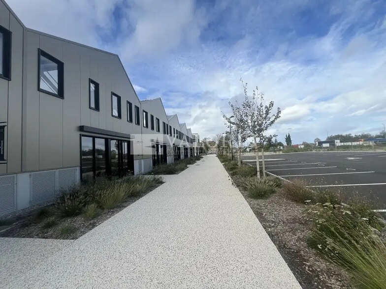 Flex in Toussieu for sale - Building Photo - Image 2 of 7