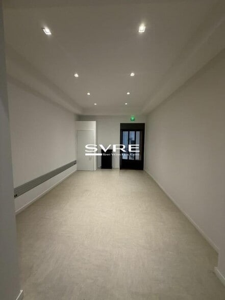 Office in Marseille for lease - Building Photo - Image 2 of 9