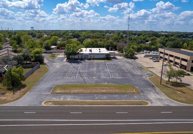 1003 N Earl Rudder Fwy, Bryan, TX à vendre - Photo du bâtiment - Image 1 de 12