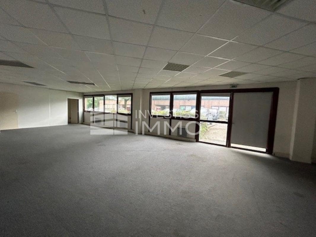 Office in Champs Sur Marne for lease Interior Photo- Image 1 of 5