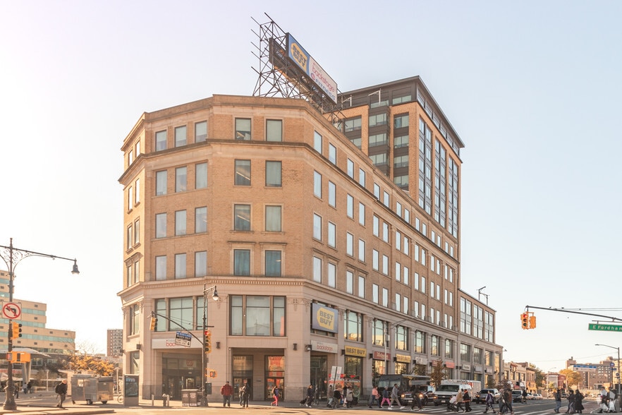 400 E Fordham Rd, Bronx, NY for lease - Building Photo - Image 1 of 3