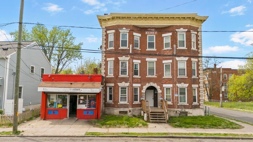 13 Units Mixed-Use w/8.5% CAP Cash Flow portefeuille de 2 propriétés à vendre sur LoopNet.ca - Photo principale - Image 1 de 13