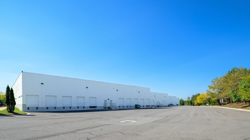 22714 Glenn Dr, Sterling, VA à louer - Photo du bâtiment - Image 2 de 2