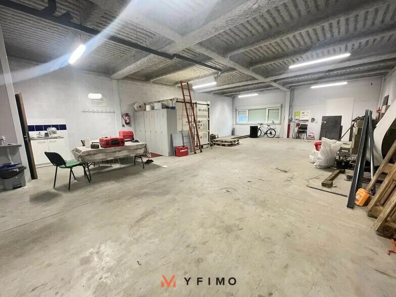 Flex in Aubergenville for lease - Interior Photo - Image 2 of 6