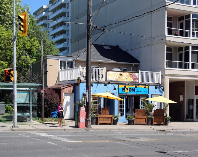 Plus de détails pour 174 Eglinton Ave W, Toronto, ON - Commerce de détail à louer