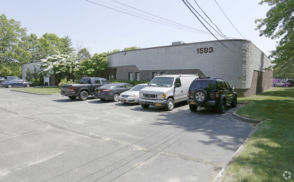 1593 Locust Ave, Bohemia, NY for lease - Primary Photo - Image 1 of 6