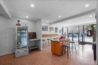 709 Rue Jarry E, Montréal, QC à louer Photo intérieure- Image 2 de 7