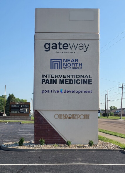 1 Bronze Pointe Blvd, Swansea, IL à louer - Photo du bâtiment - Image 3 de 24