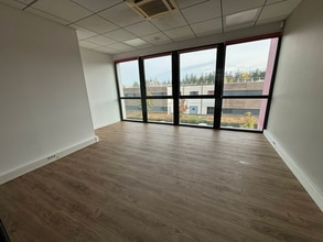 97 Allée Alexandre Borodine, Saint-Priest for lease Interior Photo- Image 2 of 14