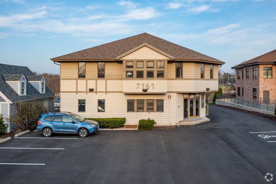 7161 N Port Washington Rd, Glendale, WI à louer - Photo du bâtiment - Image 3 de 6