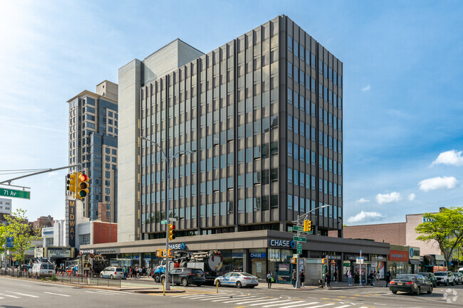 Plus de détails pour 108-18 Queens Blvd, Forest Hills, NY - Bureau, Vente au détail à louer