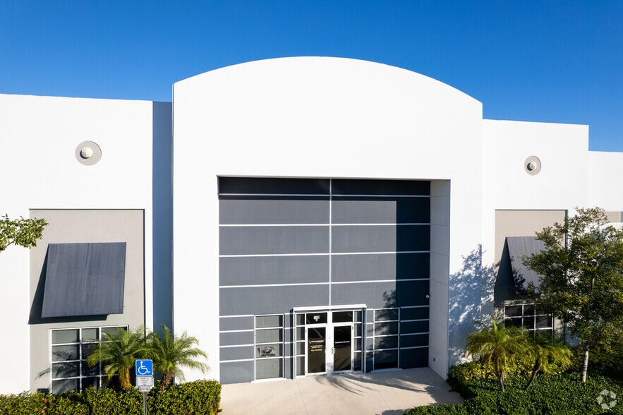 710 S Powerline Rd, Deerfield Beach, FL à louer - Photo du bâtiment - Image 3 de 15