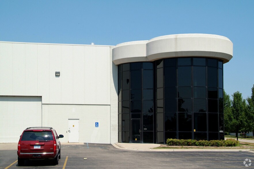 51245 Filomena Dr, Shelby Township, MI à louer - Photo du bâtiment - Image 2 de 5