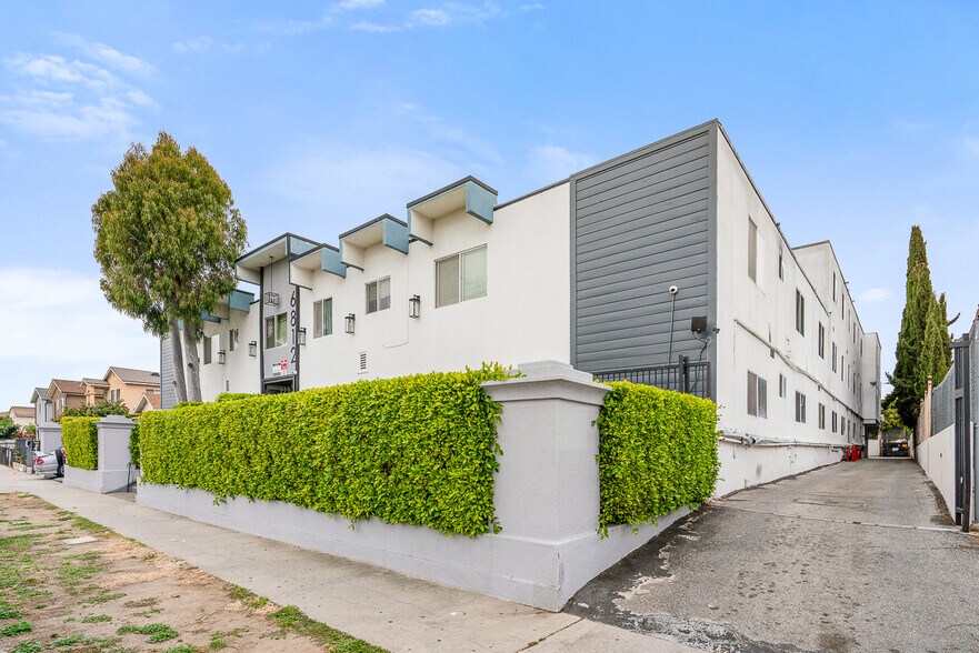 6812 11th Ave, Los Angeles, CA à vendre - Photo du bâtiment - Image 2 de 11