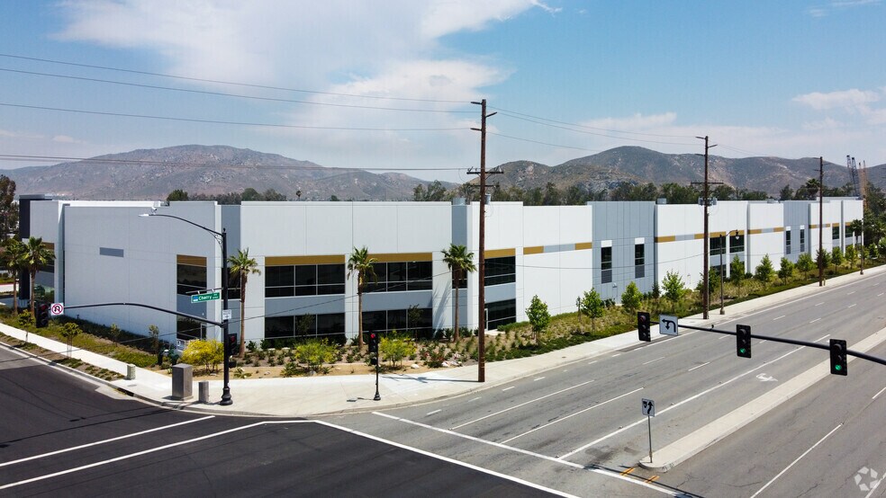 10917 Cherry Ave, Fontana, CA for lease - Primary Photo - Image 1 of 3