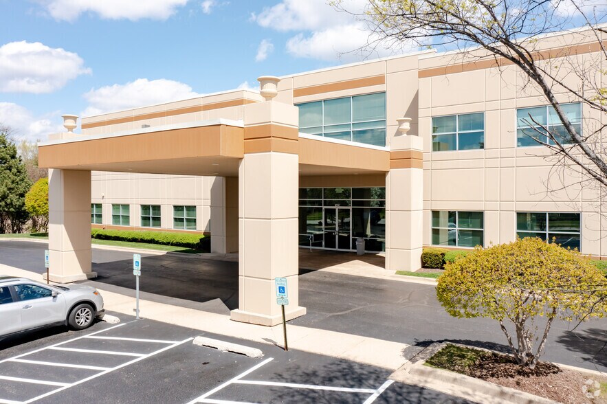 7425 Janes Ave, Woodridge, IL à louer - Photo du bâtiment - Image 2 de 4