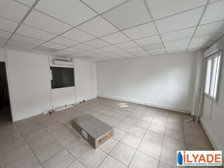 Office in Meyreuil for lease - Interior Photo - Image 2 of 7
