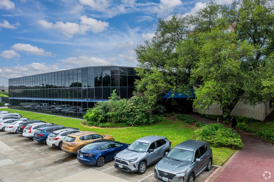 3535 Briarpark Dr, Houston, TX à vendre - Photo du bâtiment - Image 2 de 5