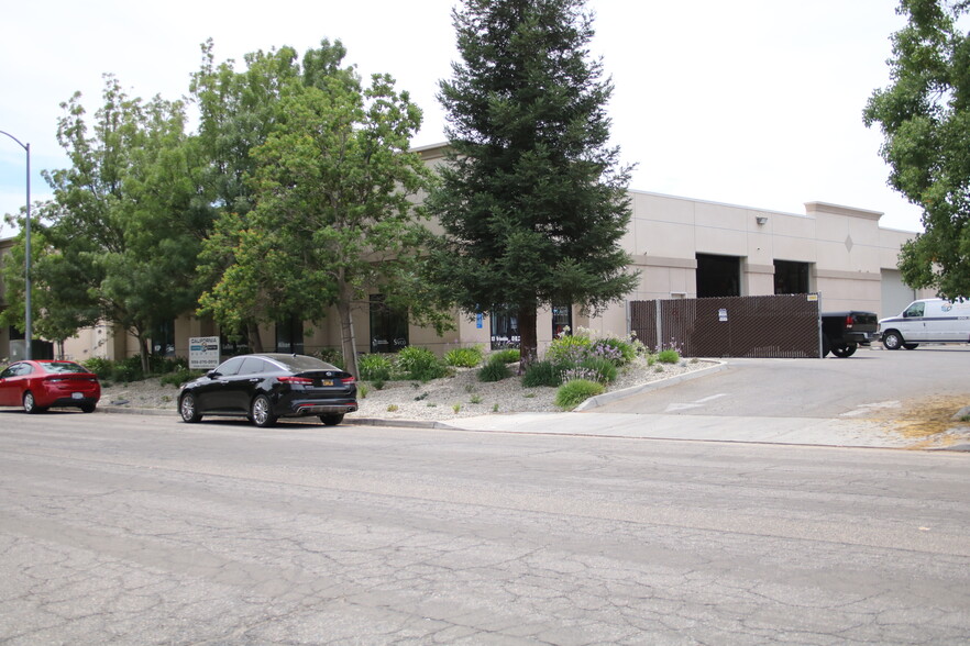 4753 W Jennifer Ave, Fresno, CA for lease - Building Photo - Image 1 of 12