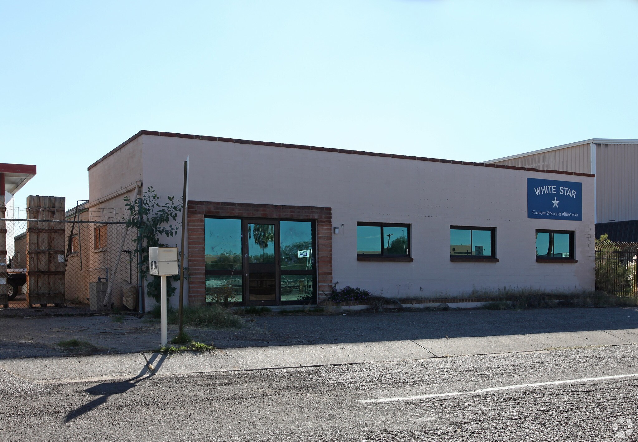 3760 & 3768 East 37th St portefeuille de 2 propriétés à vendre sur LoopNet.ca Photo principale- Image 1 de 3