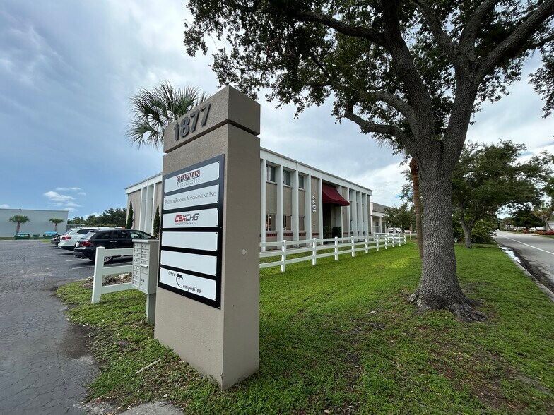 1877 Northgate Blvd, Sarasota, FL for lease - Building Photo - Image 2 of 10