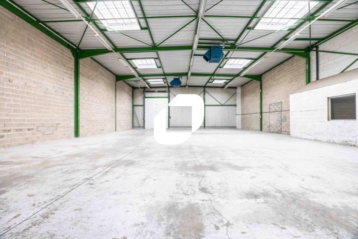 Flex in Saint-Thibault-des-Vignes for lease Interior Photo- Image 1 of 9