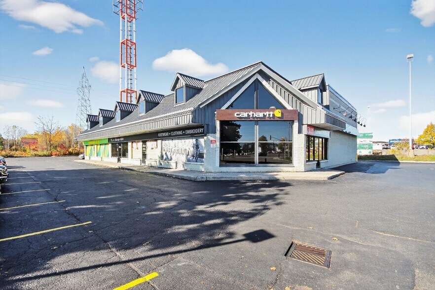 595 W Hunt Club Rd, Ottawa, ON à vendre - Photo du bâtiment - Image 3 de 7