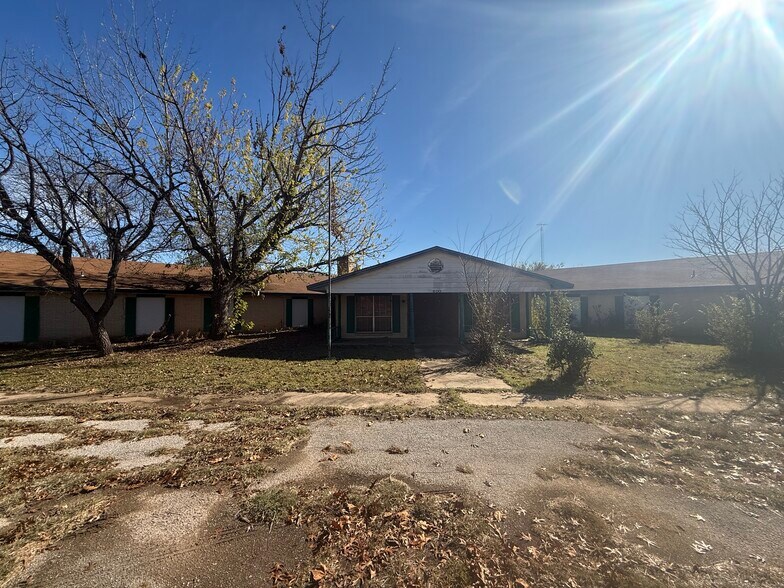 600 E California Ave, Walters, OK à vendre - Photo du bâtiment - Image 2 de 48