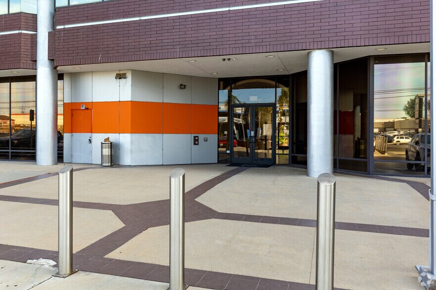 5900 Sepulveda Blvd, Van Nuys, CA à louer - Photo du bâtiment - Image 2 de 8