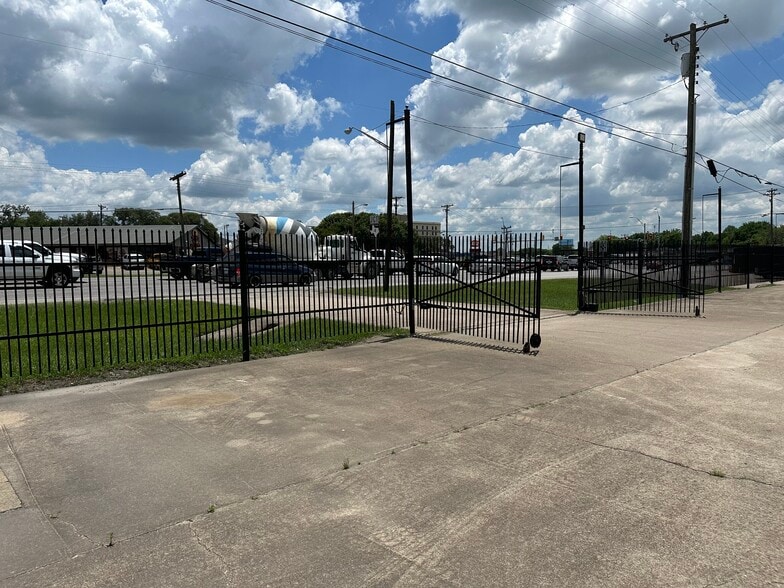 1705 N Main St, Cleburne, TX for lease - Building Photo - Image 2 of 46