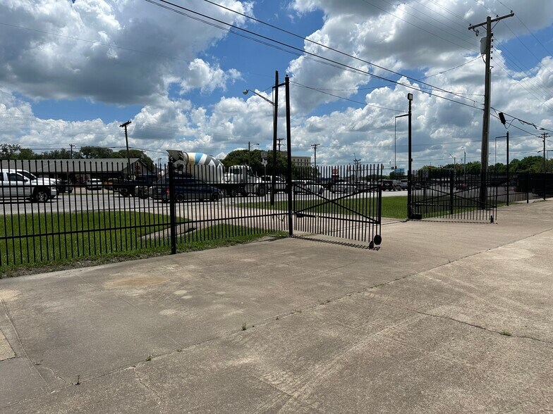 1705 N Main St, Cleburne, TX à louer - Photo du bâtiment - Image 2 de 46