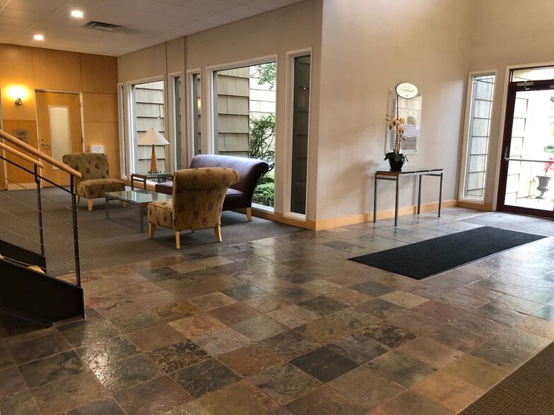 120 Allens Creek Rd, Rochester, NY à louer - Photo du bâtiment - Image 2 de 12