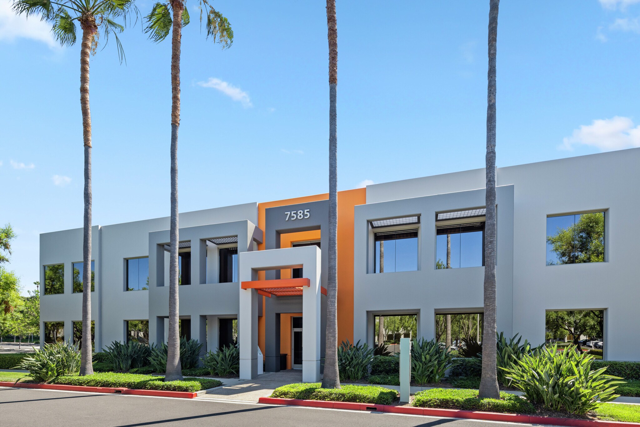7585 Irvine Center Dr, Irvine, CA à louer Photo principale- Image 1 de 7