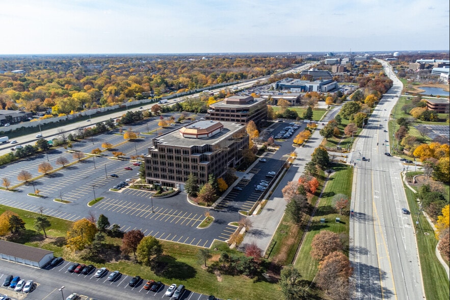 2441 Warrenville Rd, Lisle, IL à louer - Photo du bâtiment - Image 2 de 12