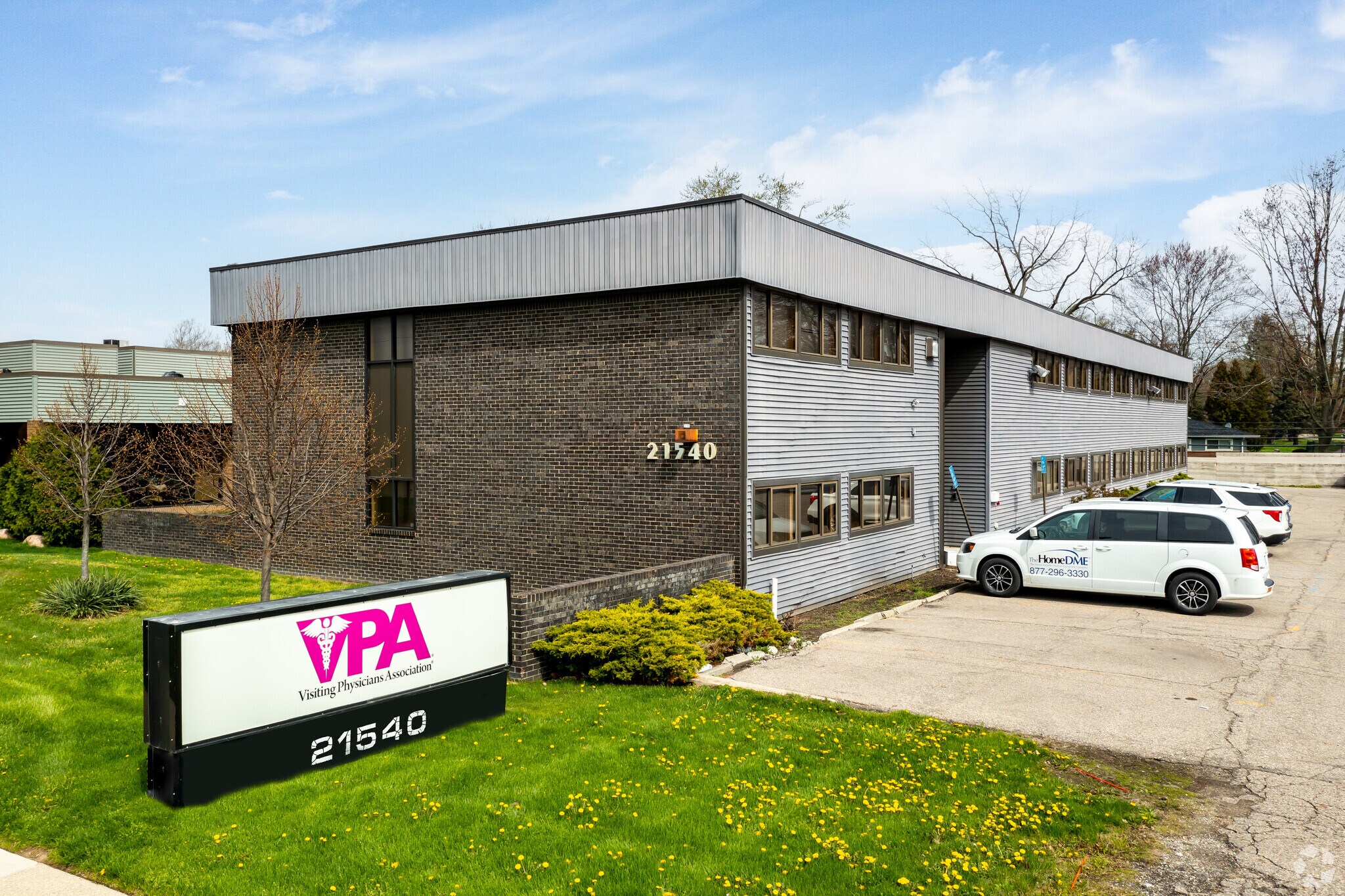 21540 W 11 Mile Rd, Southfield, MI à louer Photo du bâtiment- Image 1 de 26