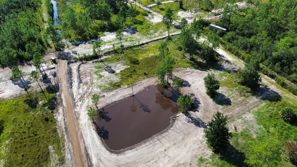 17619 Edwards Rd, Fountain, FL à vendre - Photo du bâtiment - Image 3 de 8