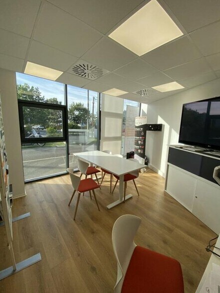 Retail in Artigues-près-Bordeaux for lease - Interior Photo - Image 3 of 6