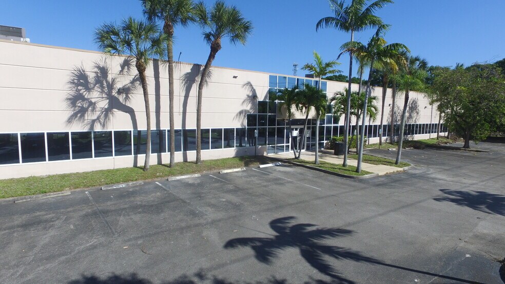 1052 S Powerline Rd, Deerfield Beach, FL à louer - Photo du bâtiment - Image 2 de 3
