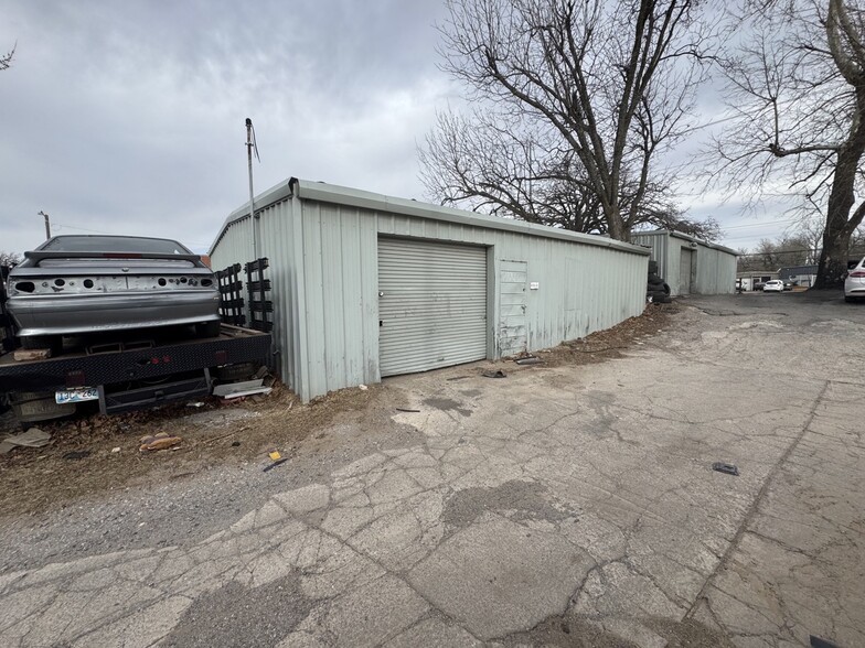 6710-6720 NW 10th St portfolio of 13 properties for sale on LoopNet.ca - Building Photo - Image 3 of 22