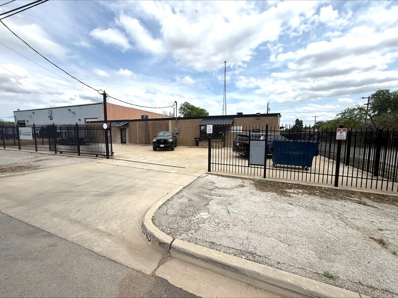 2745 Bryan Ave, Fort Worth, TX for sale - Building Photo - Image 1 of 3