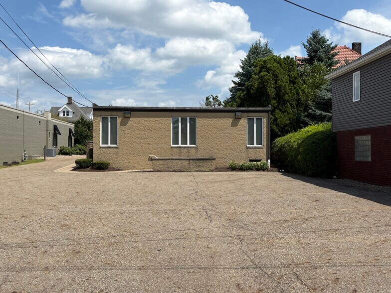 309 S Chapel St, Louisville, OH à vendre - Photo du bâtiment - Image 2 de 36